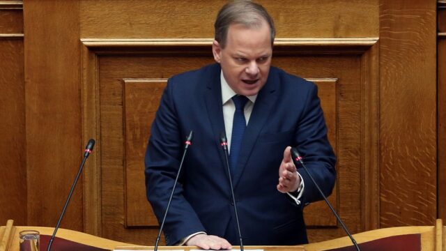 Βουλή: Άρση ασυλίας και για τους "13" – Kαταχειροκτροτήθηκε ο Καραμανλής (video) – Πυρά από την αντιπολίτευση