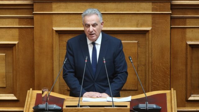 Στη θέση του Μακάριου, ο... πολυπράγμων Καββαδάς – Αυτός κι αν είναι "άριστος"! Κόμπρα