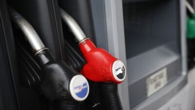 Γιατί η Ελλάδα πληρώνει την βενζίνη με σχεδόν 1/5 του βασικού μισθού