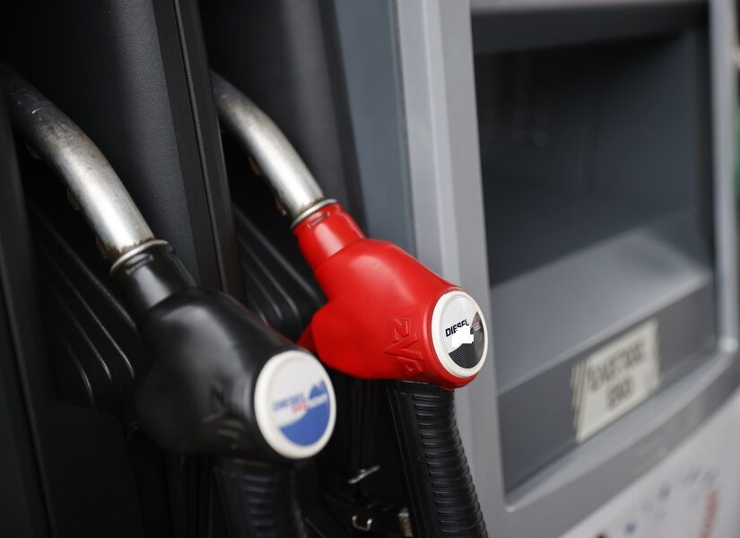 Γιατί η Ελλάδα πληρώνει την βενζίνη με σχεδόν 1/5 του βασικού μισθού