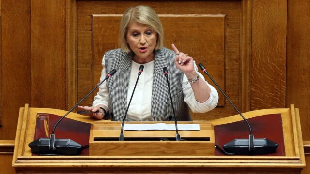 Έως και τον Τσαουσέσκου ξέθαψε η Βούλτεψη για να την πει στην Κοβέσι! Κόμπρα