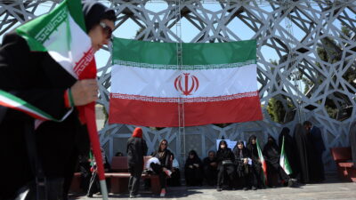 (Τ) Οι γειτονικές εξελίξεις δεν απασχολούν τα κόμματα που περί άλλων τυρβάζουν Ιράν