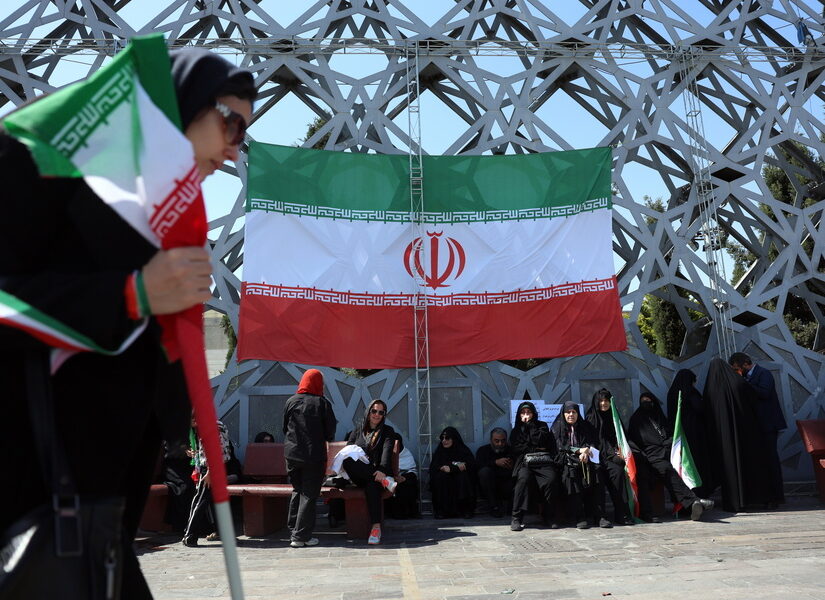 (Τ) Οι γειτονικές εξελίξεις δεν απασχολούν τα κόμματα που περί άλλων τυρβάζουν Ιράν