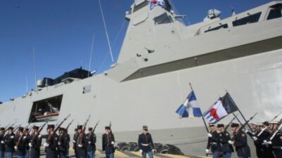 Μητσοτάκης και Μακρόν επάνω στη φρεγάτα «Κίμων» στον Πειραιά