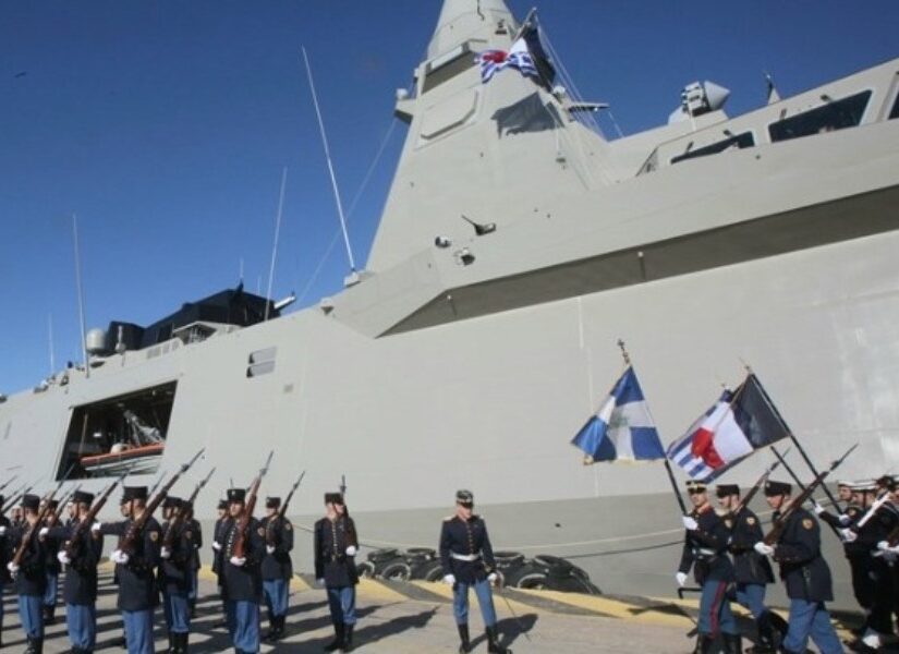 Μητσοτάκης και Μακρόν επάνω στη φρεγάτα «Κίμων» στον Πειραιά