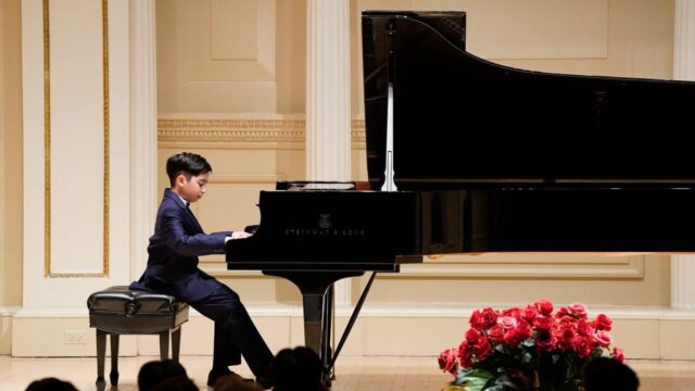 Εντυπωσίασε το κοινό της Κρήτης ο 10χρονος πιανίστας Εμμανουήλ Κουτσάκης μέλος της ΣΟΝΕ