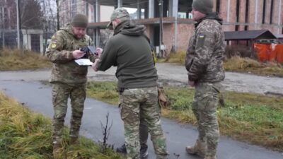 Μαχαιρώνουν στρατολόγους στην Ουκρανία!, Όλγα Μαύρου