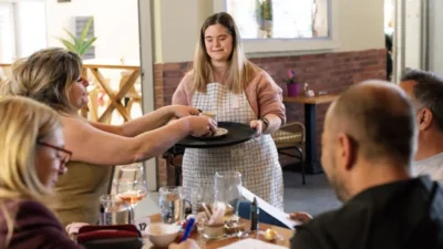 H ΗΕLLENiQ ΕNERGY στηρίζει το πρώτο κοινωνικό καφενείο με εργαζόμενους ΑμεΑ στο Θριάσιο