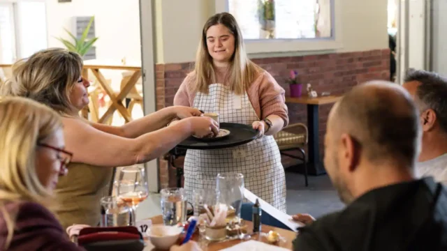 H ΗΕLLENiQ ΕNERGY στηρίζει το πρώτο κοινωνικό καφενείο με εργαζόμενους ΑμεΑ στο Θριάσιο