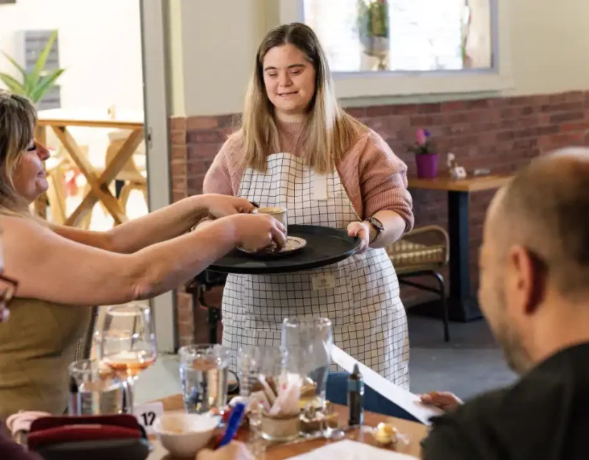 H ΗΕLLENiQ ΕNERGY στηρίζει το πρώτο κοινωνικό καφενείο με εργαζόμενους ΑμεΑ στο Θριάσιο