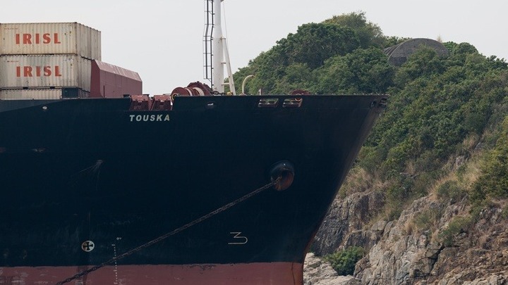 Aντιτορπιλικό των ΗΠΑ άνοιξε πυρ κατά ιρανικού φορτηγού και το έθεσε υπό τον έλεγχό του - Αντίποινα υπόσχεται η Τεχεράνη