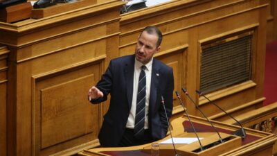 "Εσείς, βουλώστε το!" – Γιατί η αντιπολίτευση χαρακτηρίζει το ΠΑΣΟΚ δεκανίκι της ΝΔ