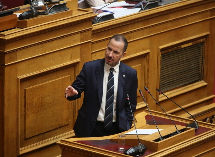 "Εσείς, βουλώστε το!" – Γιατί η αντιπολίτευση χαρακτηρίζει το ΠΑΣΟΚ δεκανίκι της ΝΔ