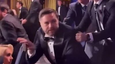 Πολλά σχόλια στα social media επειδή φυγάδευσαν πρώτο τον Βανς