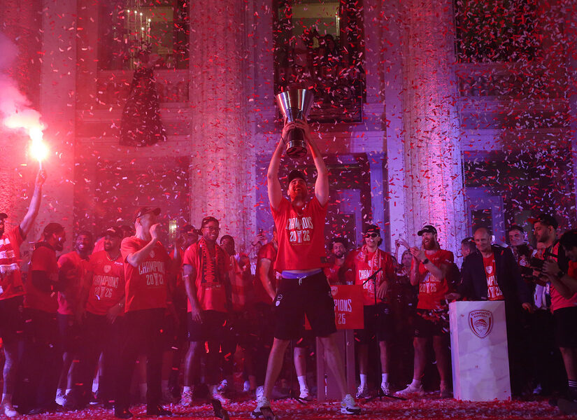 Στον ουρανό του Πειραιά η κούπα της Euroleague - Κατακτητής της κορυφής ο Ολυμπιακός