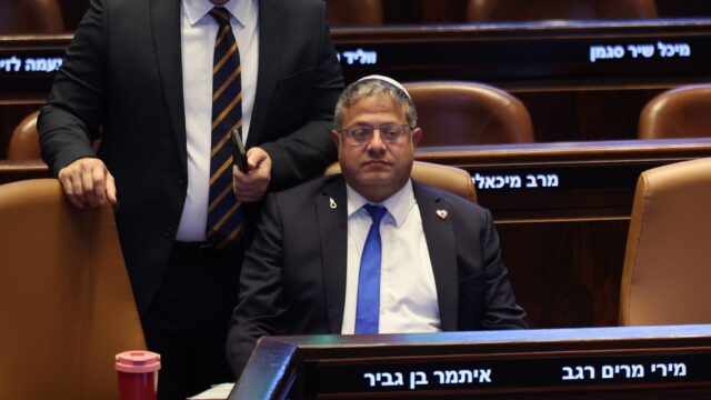 Οι κρεμάλες της ντροπής στην Κνεσέτ, Δημήτρης Ελέας