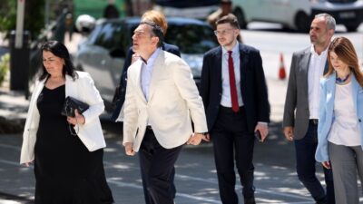 Στα άκρα η κόντρα για δημοσκοπήσεις-ΕΥΠ – Δικαστικός στο πλευρό Τσίπρα – Άνοιγμα από Αυγερινό για μετεκλογικές συνεργασίες