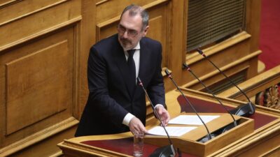 Α ρε Κυριάκο αυτοκράτορα πως ξέπεσες να κρέμεσαι από τα τέτοια του Κατσανιώτη! Κόμπρα