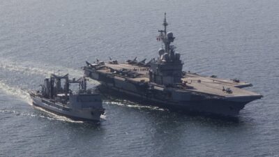 Πράσινο φως από Τραμπ για πολεμική δράση στο Ορμούζ – Μπαράζ πληγμάτων σε πλοία