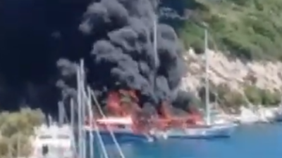Κάηκαν τουριστικά σκάφη στους Παξούς (βίντεο)