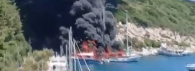 Κάηκαν τουριστικά σκάφη στους Παξούς (βίντεο)