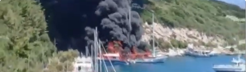 Κάηκαν τουριστικά σκάφη στους Παξούς (βίντεο)