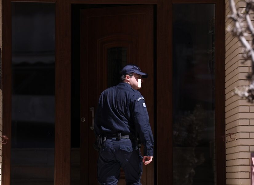 Σοκ από το διπλό έγκλημα στο Αίγιο – Ανακρίνεται ο Ιταλός σύντροφος της 54χρονης