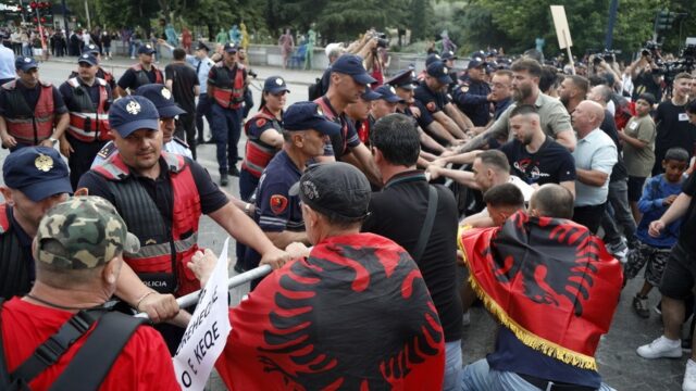 Η "εξέγερση των φλαμίνγκο" κλονίζει το καθεστώς Ράμα – Τα έβαλε και με το CNN!