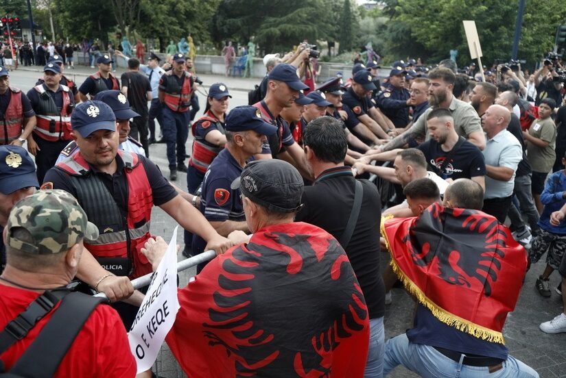 Η "εξέγερση των φλαμίνγκο" κλονίζει το καθεστώς Ράμα – Τα έβαλε και με το CNN!