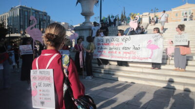 Διαδήλωση Αλβανών στην Αθήνα για τα τουριστικά σχέδια του γαμπρού του Τραμπ