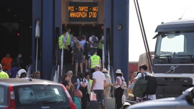 Πώς τα ελληνικά νησιά πιέζονται από το μεταναστευτικό και τον τουρισμό, Κώστας Κόλμερ