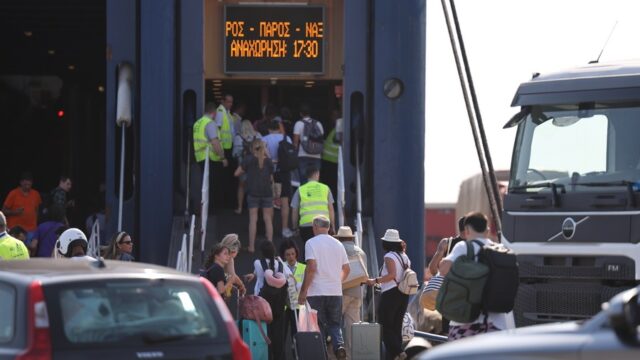 Πώς τα ελληνικά νησιά πιέζονται από το μεταναστευτικό και τον τουρισμό, Κώστας Κόλμερ