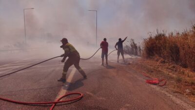 Ένας νεκρός από την πυρκαγιά στο Δερβένι – Απειλούνται τα πρώτα σπίτια