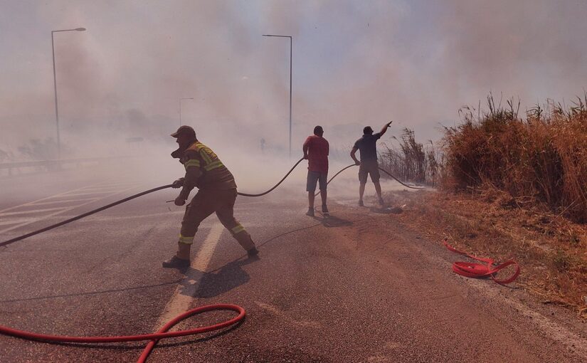 Ένας νεκρός από την πυρκαγιά στο Δερβένι – Απειλούνται τα πρώτα σπίτια
