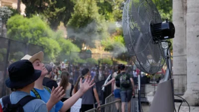 Γονατίζει ο καύσωνας την Ευρώπη – Στα χέρια πολίτες στην Γαλλία για ένα κλιματιστικό