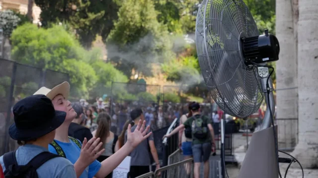 Γονατίζει ο καύσωνας την Ευρώπη – Στα χέρια πολίτες στην Γαλλία για ένα κλιματιστικό