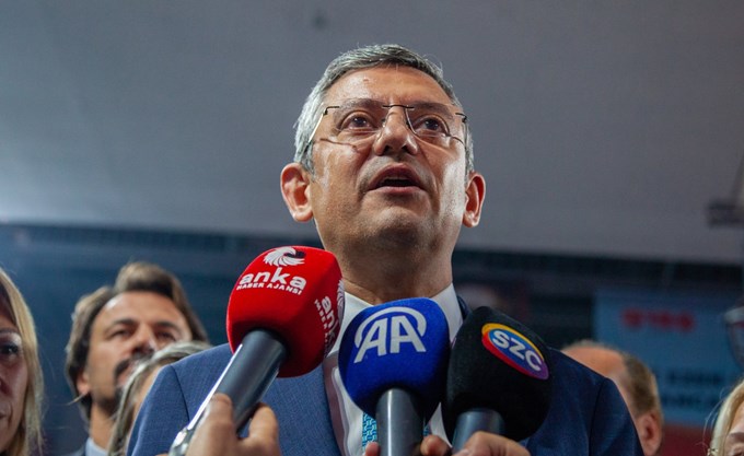 Κίνηση από το στρατόπεδο του Οζγκιούρ Οζέλ: 28 μέλη του Πολιτικού Συμβουλίου του CHP παραιτήθηκαν για να οδηγήσουν το κόμμα σε έκτακτο συνέδριο