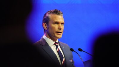 Χέγκσεθ: Η Ευρώπη αντιμετωπίζει μεταναστευτική εισβολή – Η αναφορά στην Ελλάδα