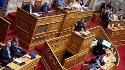 Μονομαχία Μητσοτάκη με Ανδρουλάκη στη Βουλή για την ακρίβεια – Ανακοινώσεις από τον πρωθυπουργό