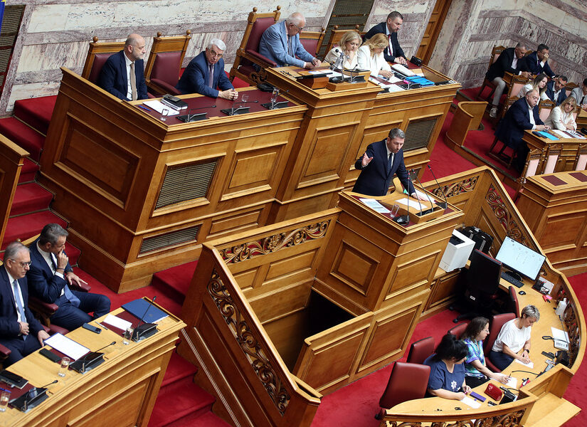 Μονομαχία Μητσοτάκη με Ανδρουλάκη στη Βουλή για την ακρίβεια