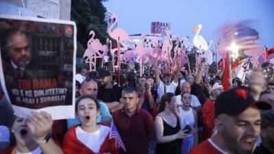 Με άρτο, θεάματα και λογοκρισία απαντά ο Ράμα στις διαδηλώσεις, Ορφέας Μπέτσης