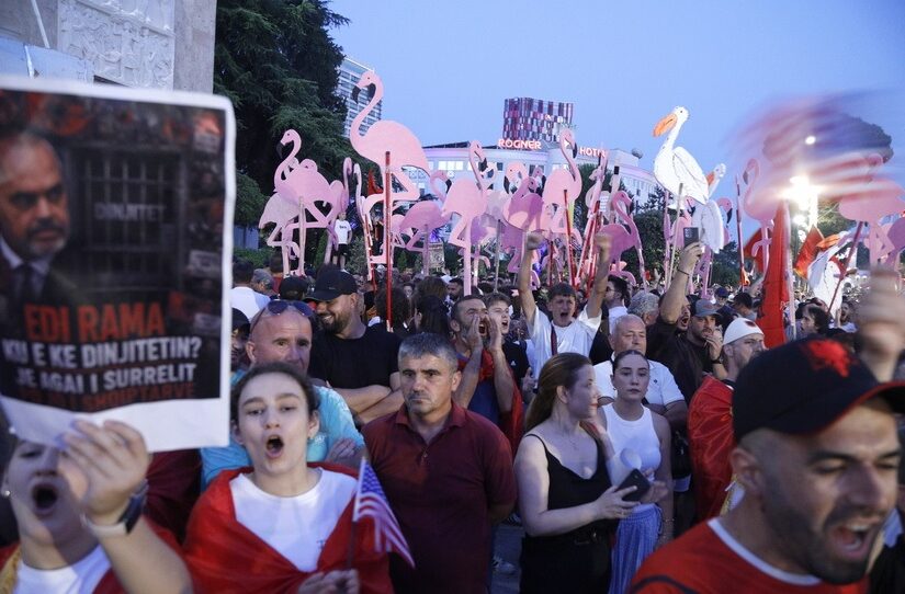 Με άρτο, θεάματα και λογοκρισία απαντά ο Ράμα στις διαδηλώσεις, Ορφέας Μπέτσης