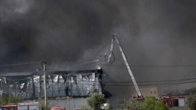Ασπρόπυργος: Τραυματίες από την φωτιά στο εργοστάσιο (video) – Προσαγωγή ασθενούς για την πυρκαγιά στο Σισμανόγλειο