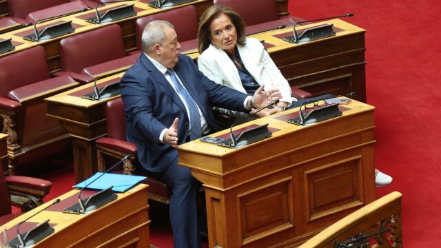 Χουντίνι έχει γίνει ο Κυριάκος για να ρίχνει την μπάλα στην κερκίδα! Κόμπρα