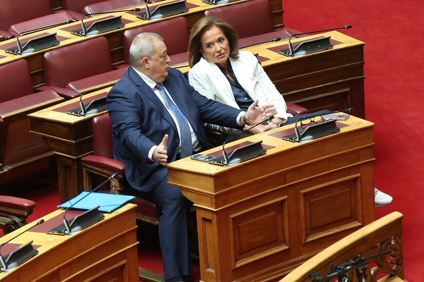 Χουντίνι έχει γίνει ο Κυριάκος για να ρίχνει την μπάλα στην κερκίδα! Κόμπρα