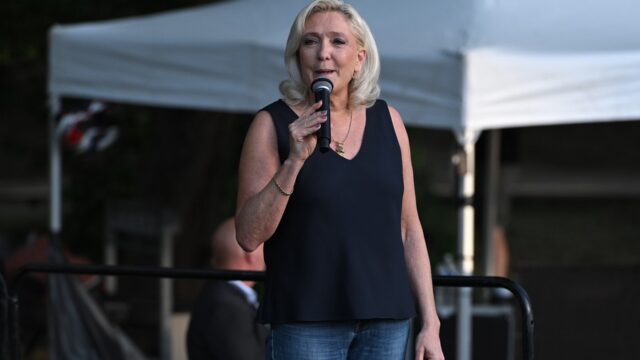 Μόνο με βραχιολάκι προεδρική υποψήφια η Λεπέν! – Γιατί παραιτήθηκε από βουλευτής ο Φάρατζ