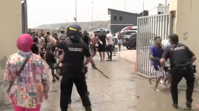 Η Θέουτα στο επίκεντρο μεταναστευτικής κρίσης – Η Ιταλία εξετάζει αναστολή της Σένγκεν – Οι πρώτες δηλώσεις Σάντσεθ