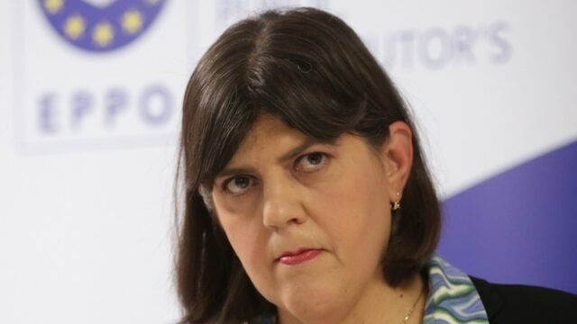 Τι βίτσιο κι αυτό! Κολυμπάνε στα μπικικίνια κι εγώ η φτωχή τους... λυπάμαι! Κόμπρα