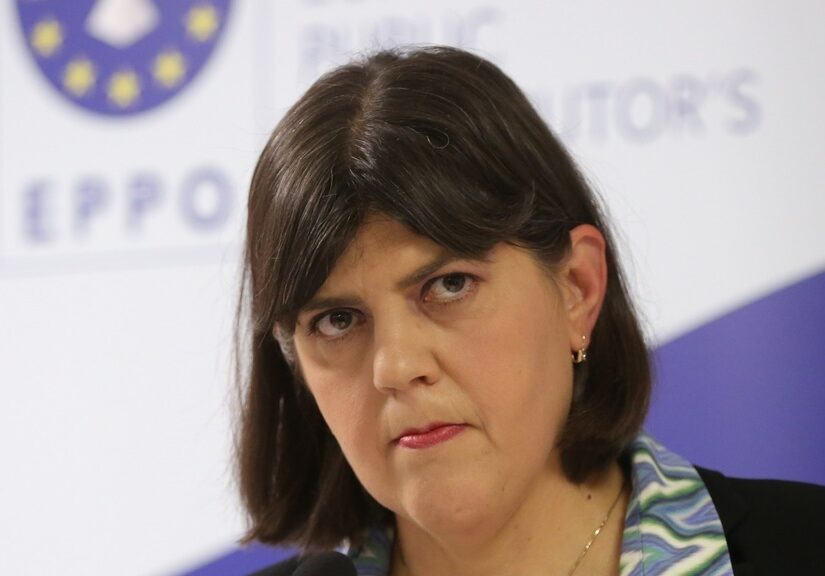 Τι βίτσιο κι αυτό! Κολυμπάνε στα μπικικίνια κι εγώ η φτωχή τους... λυπάμαι! Κόμπρα