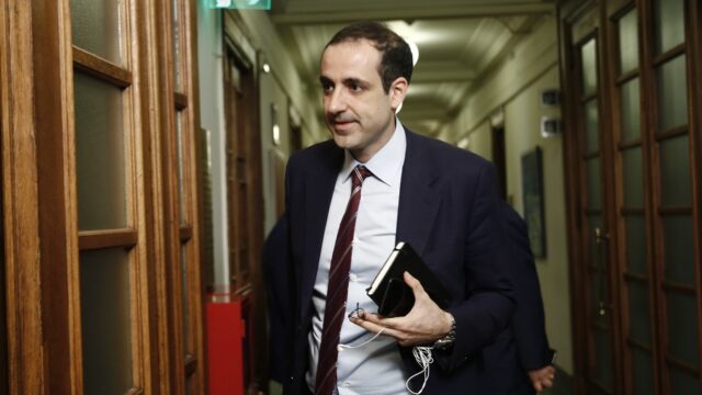 Φουντώνει η κόντρα Μαξίμου-ΠΑΣΟΚ για τις υποκλοπές με φόντο την συνέντευξη Δημητριάδη